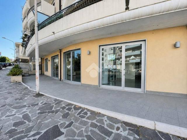 Locale Commerciale in affitto a San Paolo, Vasto