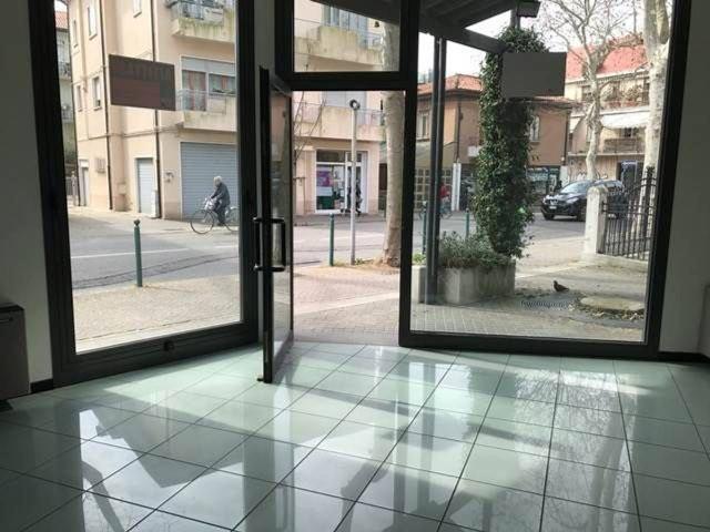 Locale Commerciale in affitto a Mestre-Carpenedo, Venezia