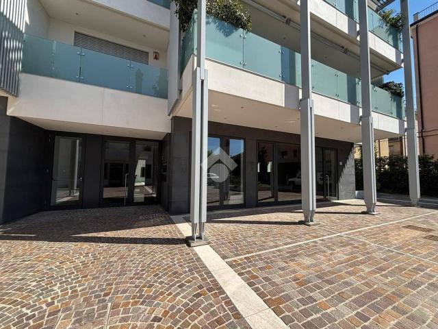 Locale Commerciale in affitto a Mestre-Carpenedo, Venezia