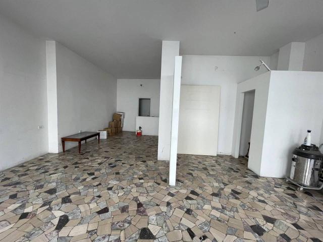Locale Commerciale in affitto a Mestre-Carpenedo, Venezia