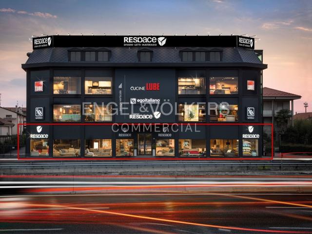 Locale Commerciale in affitto a Carate Brianza, Lombardia