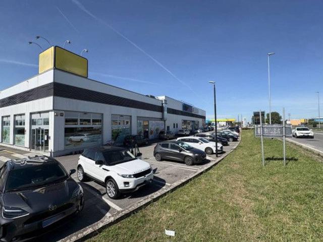 Locale Commerciale in affitto a Verdellino, Lombardia