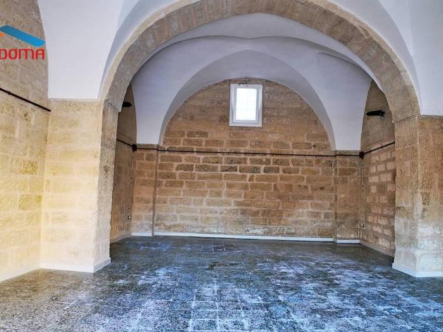 Locale Commerciale in affitto a Puglia, Lecce