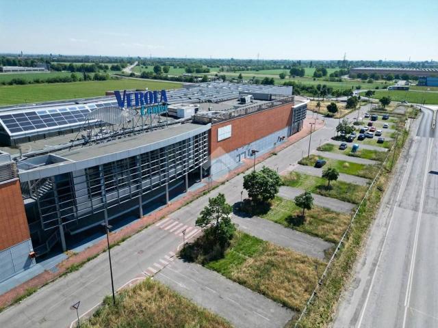 Locale Commerciale in affitto a Verolanuova, Lombardia