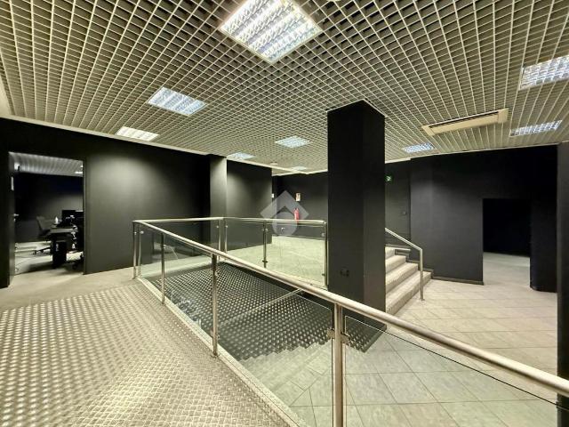 Locale Commerciale in affitto a Centro storico, Brenzone