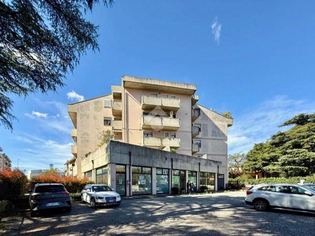 Locale Commerciale in affitto a Ovest, Brenzone