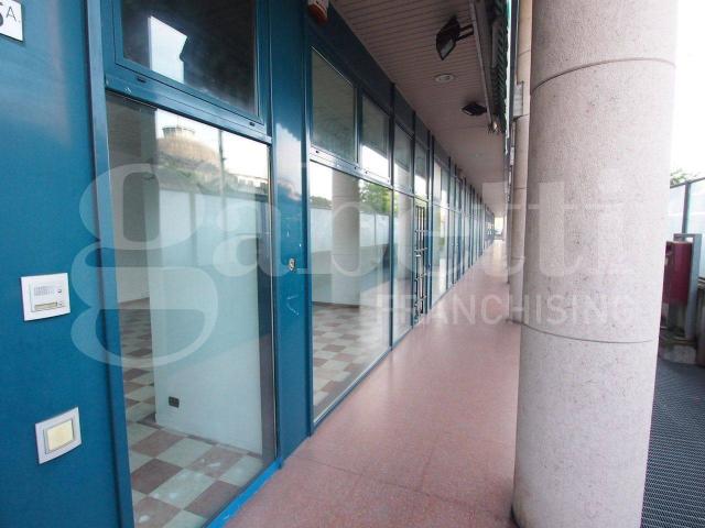Locale Commerciale in affitto a Sud, Brenzone