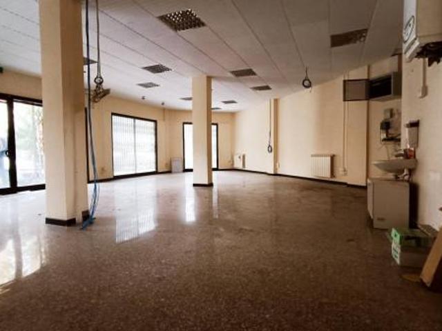 Locale Commerciale in affitto a Unione di comuni Terre di Castelli, Vignola