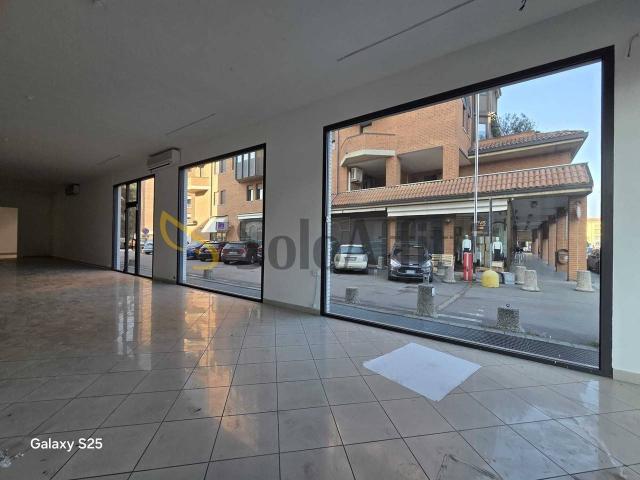 Locale Commerciale in affitto a Unione di comuni Terre di Castelli, Vignola