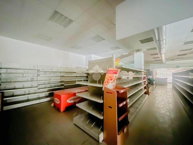 Locale Commerciale in affitto a Unione di comuni Terre di Castelli, Vignola
