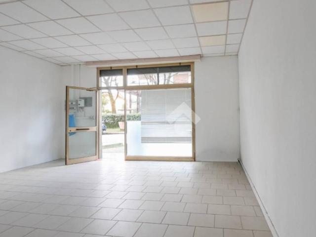 Locale Commerciale in affitto a Unione di comuni Terre di Castelli, Vignola