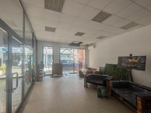 Locale Commerciale in affitto a Unione di comuni Terre di Castelli, Vignola