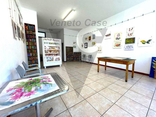 Locale Commerciale in affitto a Vigonovo, Veneto