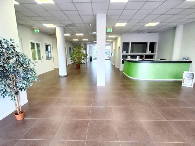 Locale Commerciale in affitto a Stra, Veneto