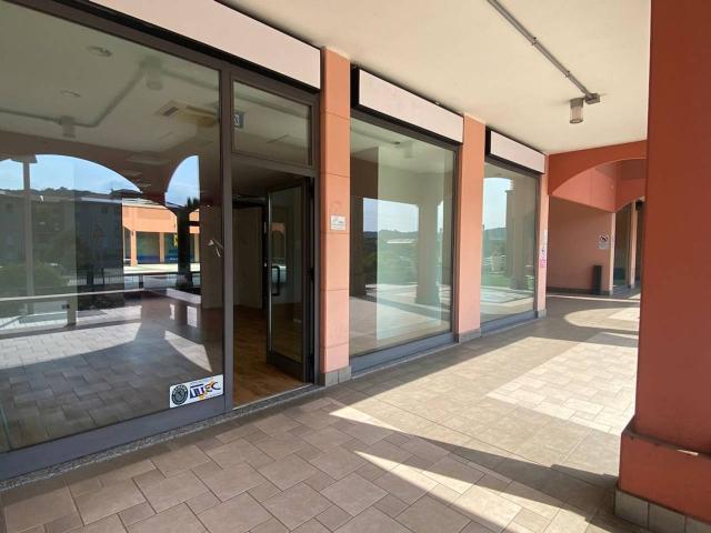 Locale Commerciale in affitto a Villa D'adda, Lombardia