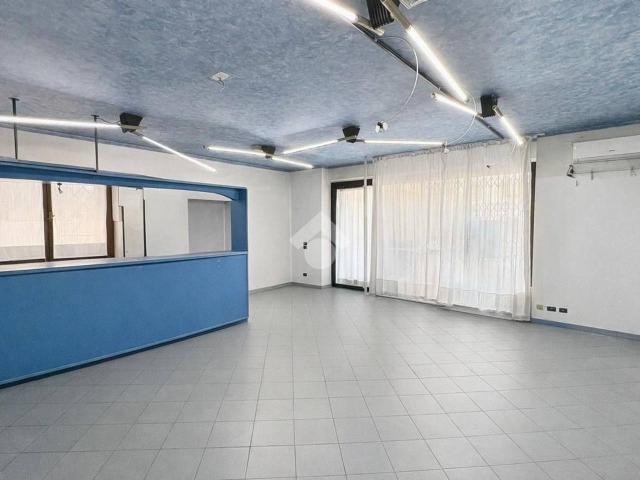 Locale Commerciale in affitto a Villa Del Conte, Veneto