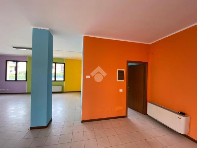Locale Commerciale in affitto a Villongo, Lombardia