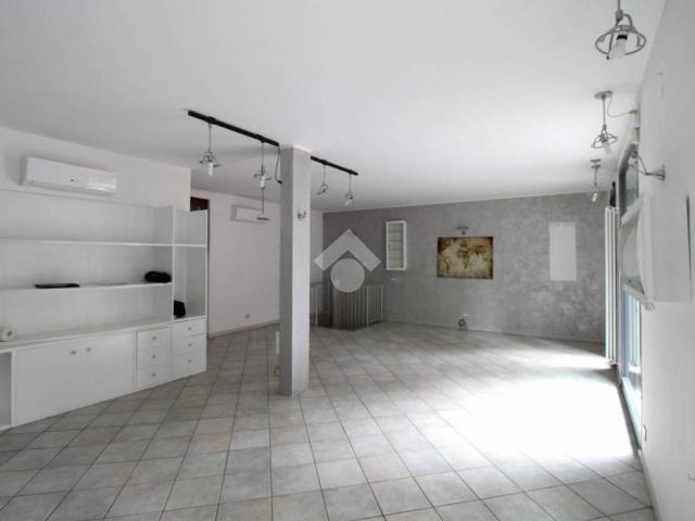 Locale Commerciale in affitto a San Maurizio, Vimercate