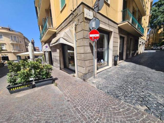 Locale Commerciale in affitto a Viterbo, Lazio