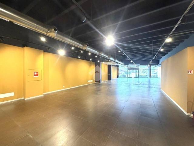 Locale Commerciale in affitto a Voghera, Lombardia