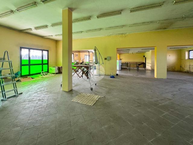 Locale Commerciale in affitto a Volta Mantovana, Lombardia