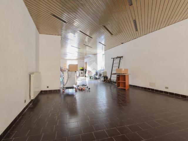 Locale Commerciale in affitto a Comunità Montana della Valle Brembana, Zogno