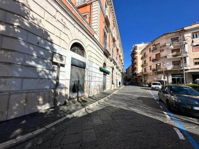 Locale Commerciale in affitto a Maddaloni, Campania