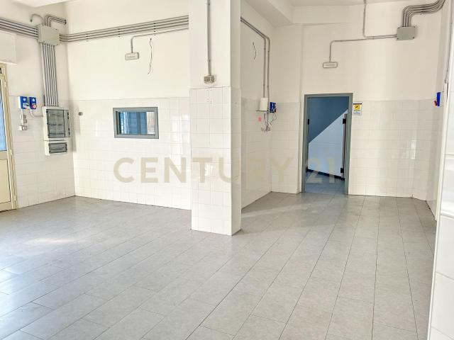 Locale Commerciale in affitto a Aci Santa Lucia, Aci Catena