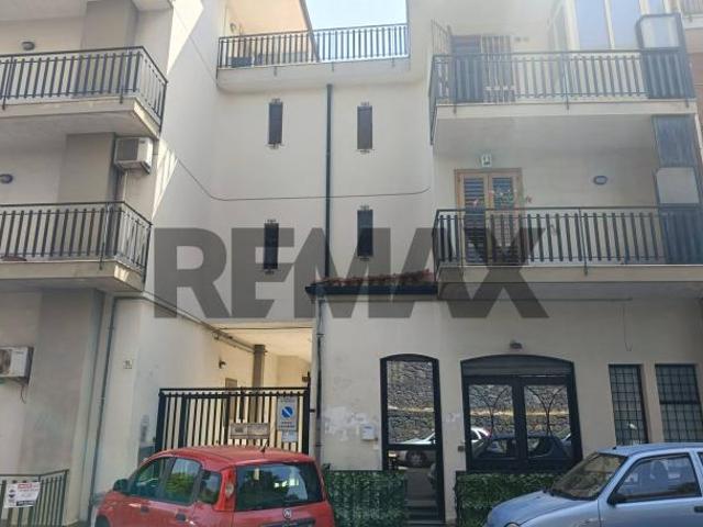 Locale Commerciale in vendita a Acireale, Sicilia