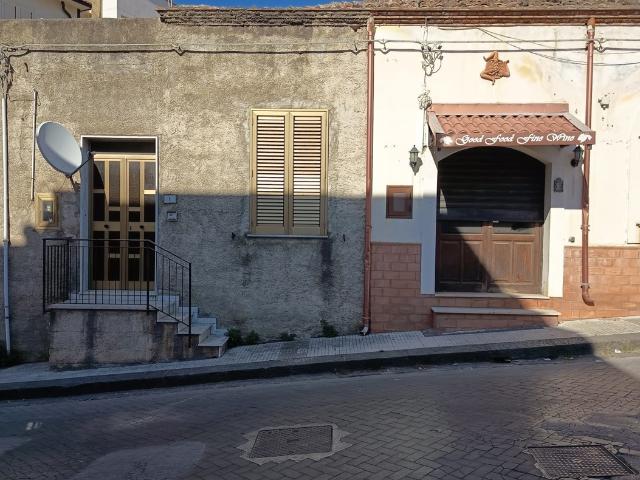 Locale Commerciale in vendita a Acquedolci, Sicilia