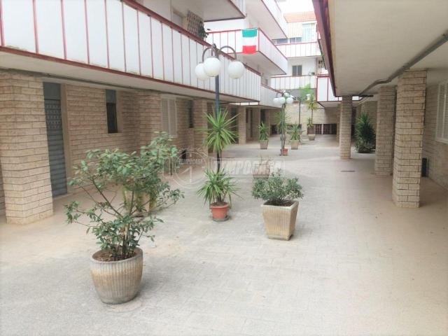 Locale Commerciale in vendita a Puglia, Bari
