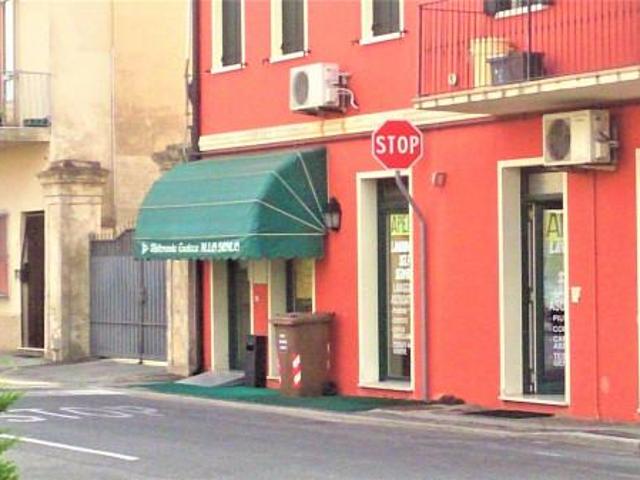 Locale Commerciale in vendita a Borgo Dolomiti, Adria