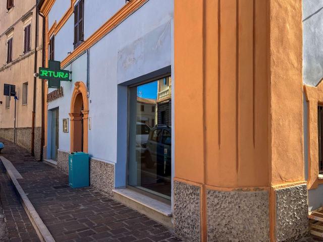 Locale Commerciale in vendita a Marche, Ancona