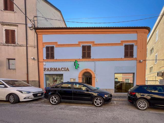 Locale Commerciale in vendita a Marche, Ancona