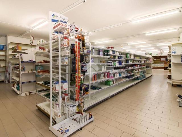 Locale Commerciale in vendita a Unione dei Comuni della Val Vibrata, Alba Adriatica