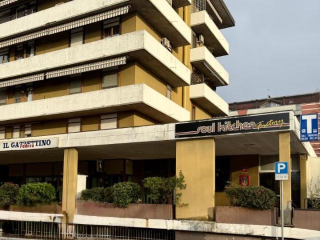 Locale Commerciale in vendita a Sant'Agostino, Albignasego