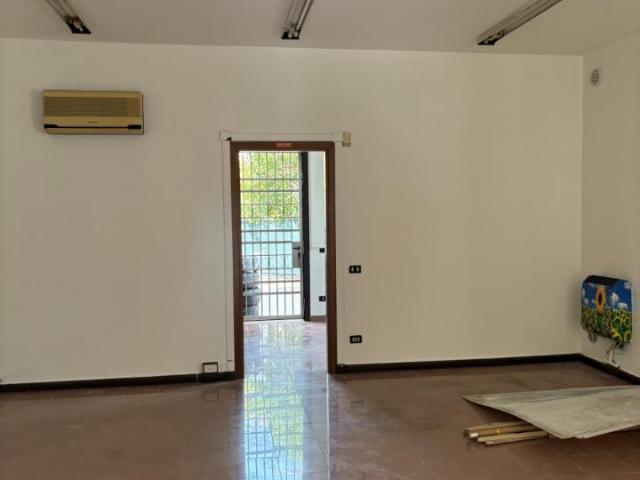 Locale Commerciale in vendita a Albignasego, Veneto