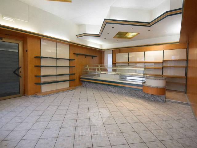 Locale Commerciale in vendita a Albizzate, Lombardia