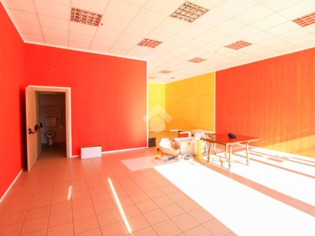 Locale Commerciale in vendita a Almenno San Bartolomeo, Lombardia