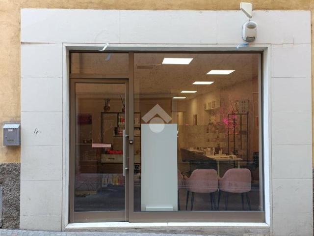 Locale Commerciale in vendita a Alzano Lombardo, Lombardia