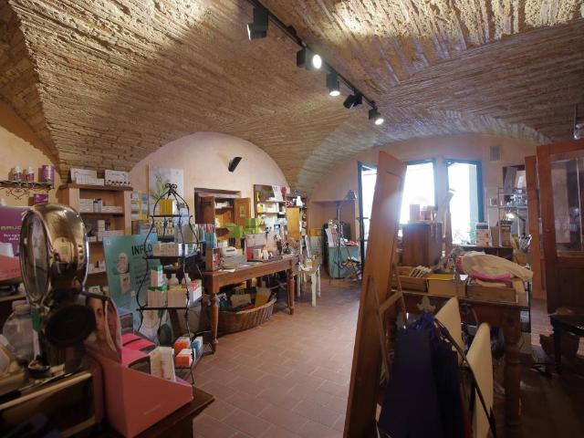Locale Commerciale in vendita a Archileggi, Amelia