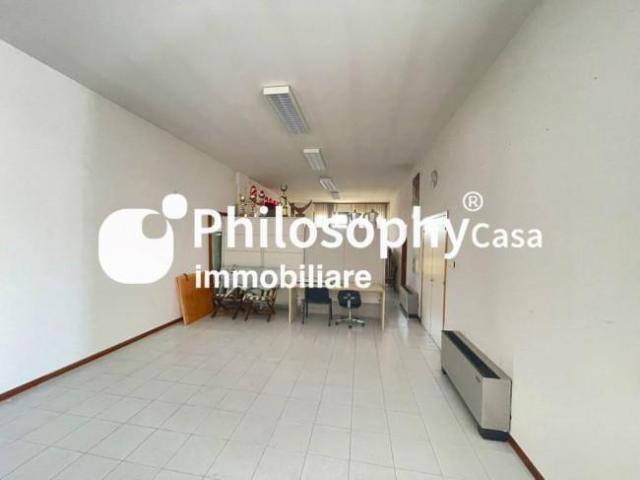 Locale Commerciale in vendita a Baraccola Ovest, Ancona