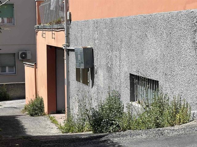 Locale Commerciale in vendita a Montirozzo, Marche