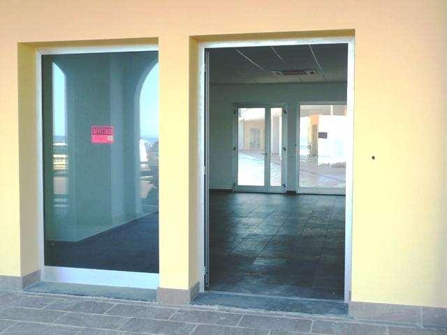 Locale Commerciale in vendita a Marche, Ancona