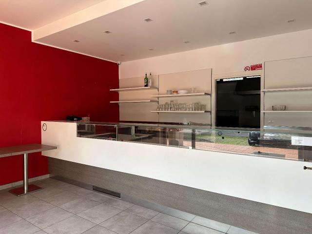 Locale Commerciale in vendita a Ponte Rosso, Marche