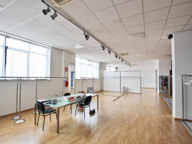 Locale Commerciale in vendita a Baraccola Ovest, Ancona