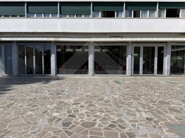 Locale Commerciale in vendita a Andria, Barletta-Andria-Trani