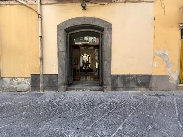 Locale Commerciale in vendita a Angri, Campania