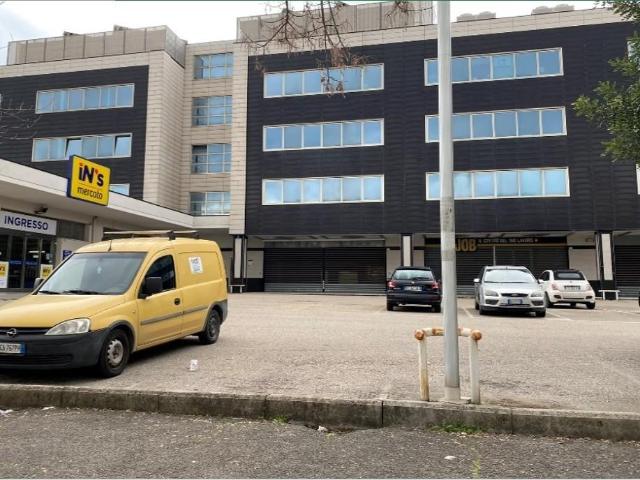 Locale Commerciale in vendita a Aprilia, Lazio