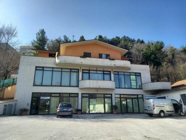 Locale Commerciale in vendita a Boschetto, Marche